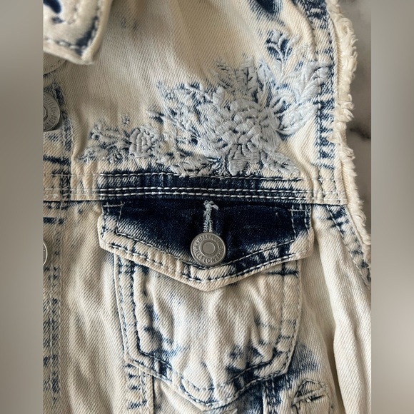 Wallflower Vintage Acid Wash Denim Trucker Vest Raw Edge Embroidered Detailing - Picture 12 of 12